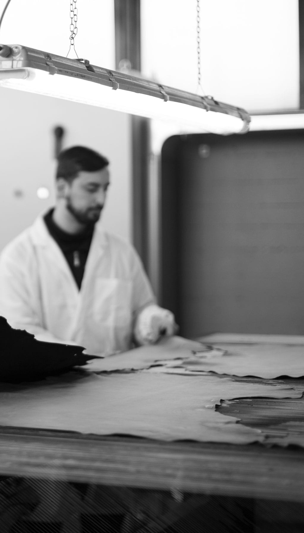 operai che lavorano la pelle