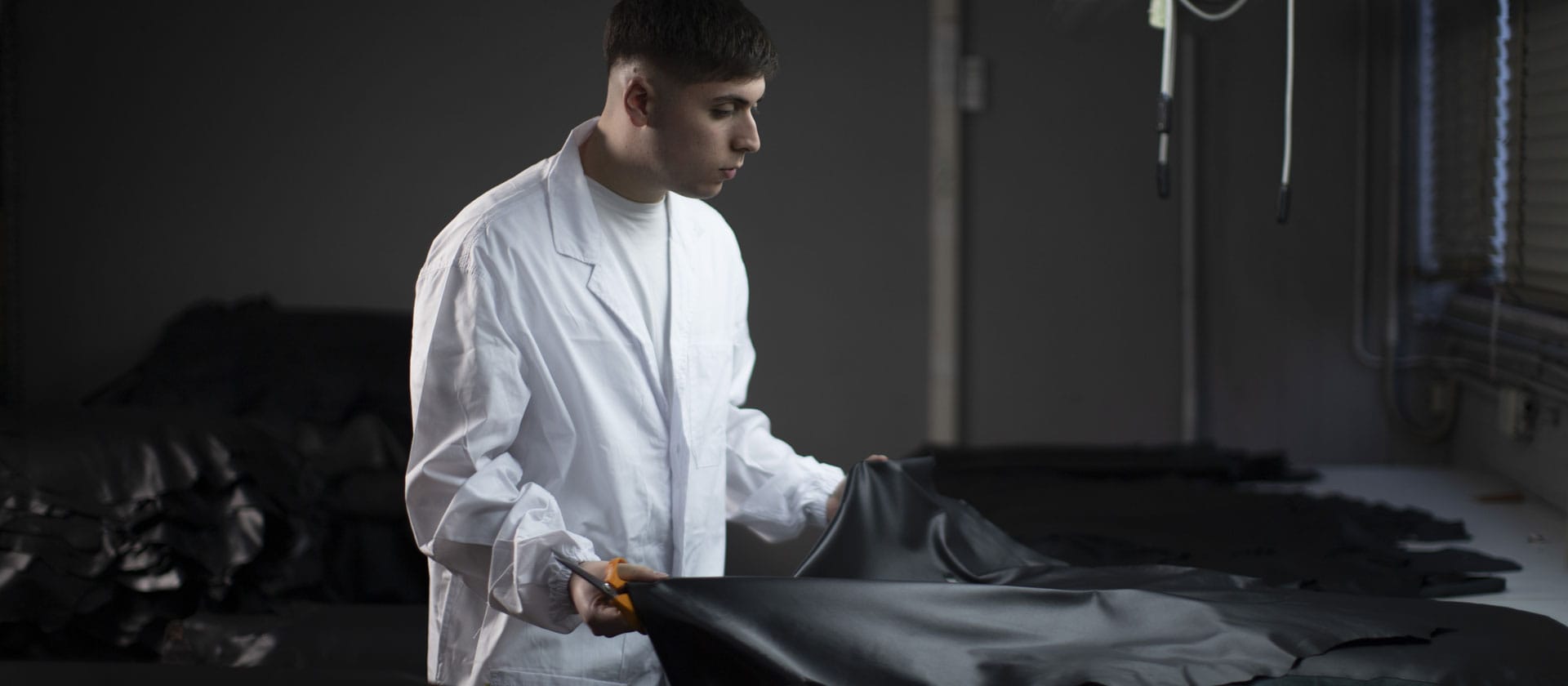 lavoratore con pellame in mano